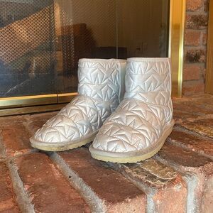 Taavi ‘s Threads: Girls Metallic Star Chalet Booties